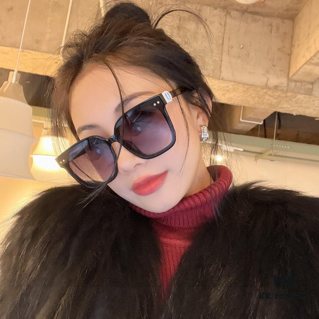 6931ff6c3a89a121ed54f58c DIOR 2024 Square Frame D Asymmetric Letter Design Fully Paved with Small Diamonds 💎 Classic Timeless Square Shape with Star Accents Trending Fashion Sunglasses