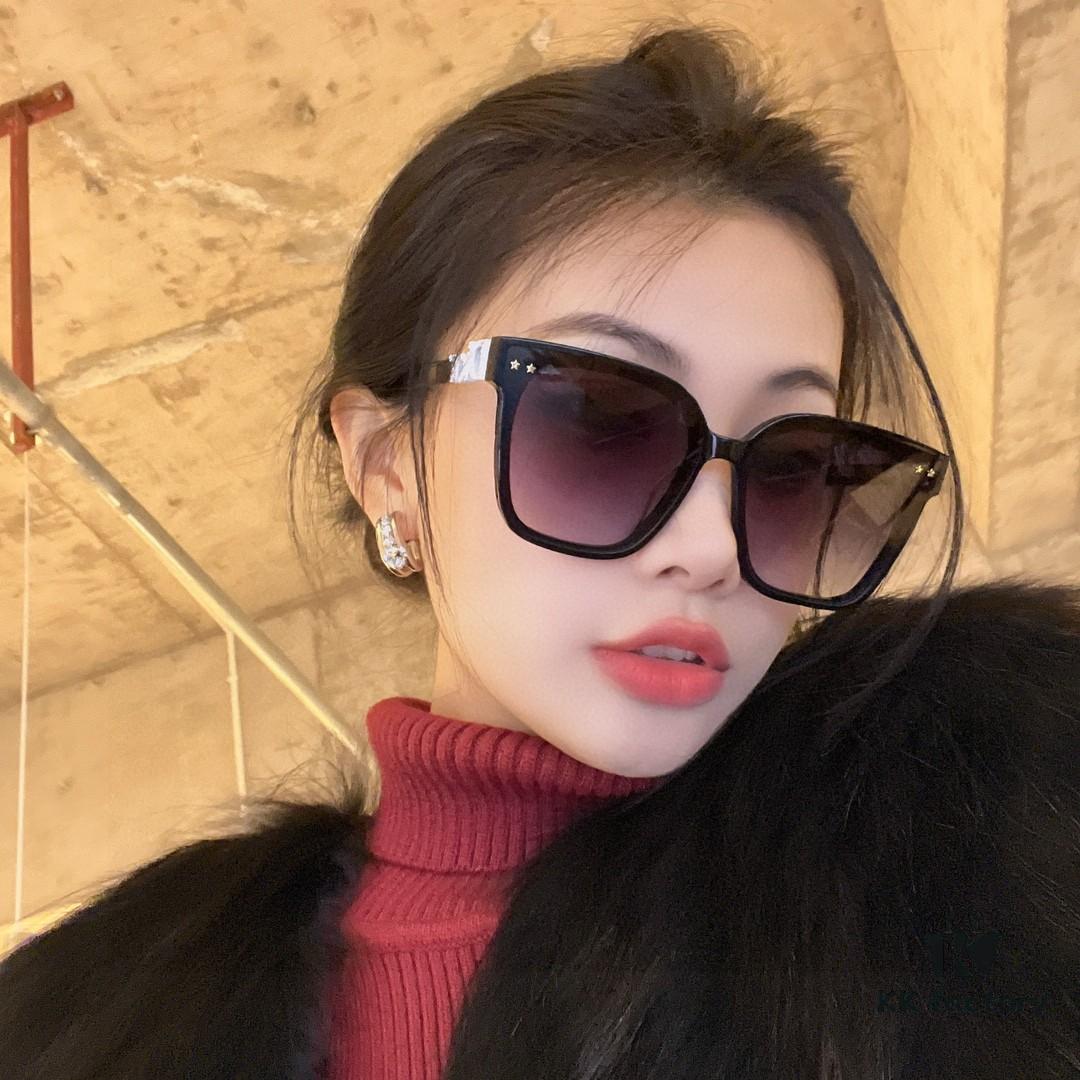 6931ff6c3a89a121ed54f58d DIOR 2024 Square Frame D Asymmetric Letter Design Fully Paved with Small Diamonds 💎 Classic Timeless Square Shape with Star Accents Trending Fashion Sunglasses