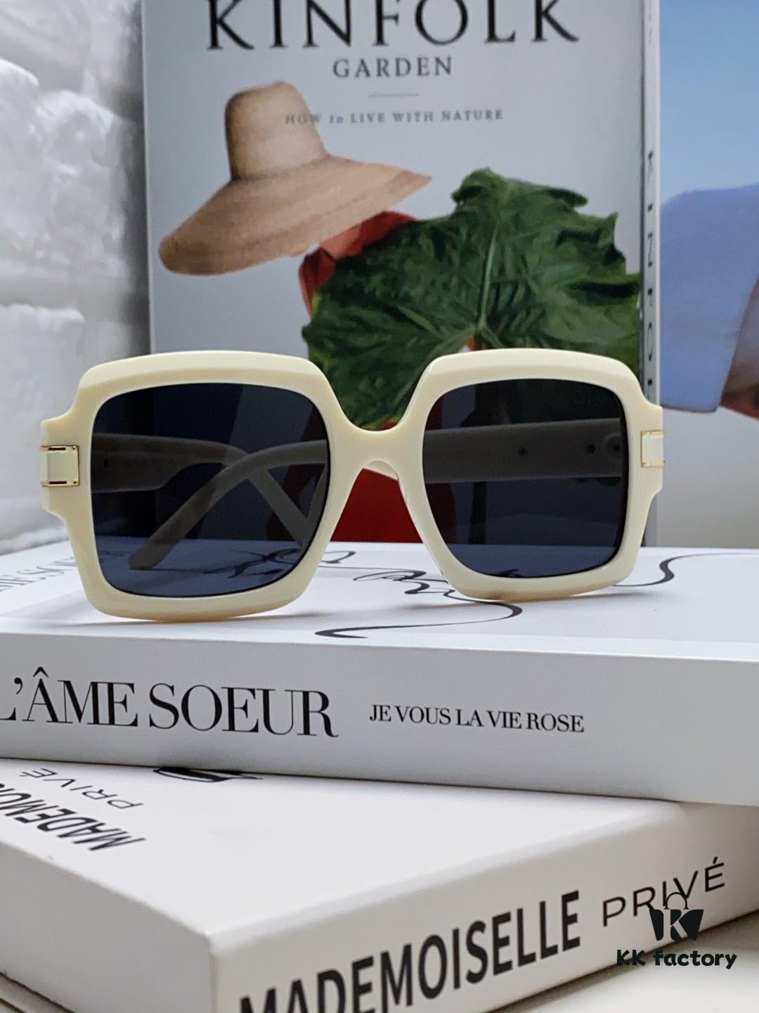 6931ff753a89a121ed54f5f8 DIOR Street Snap Retro Stylish and Avant-garde Signature Unisex Square Sunglasses