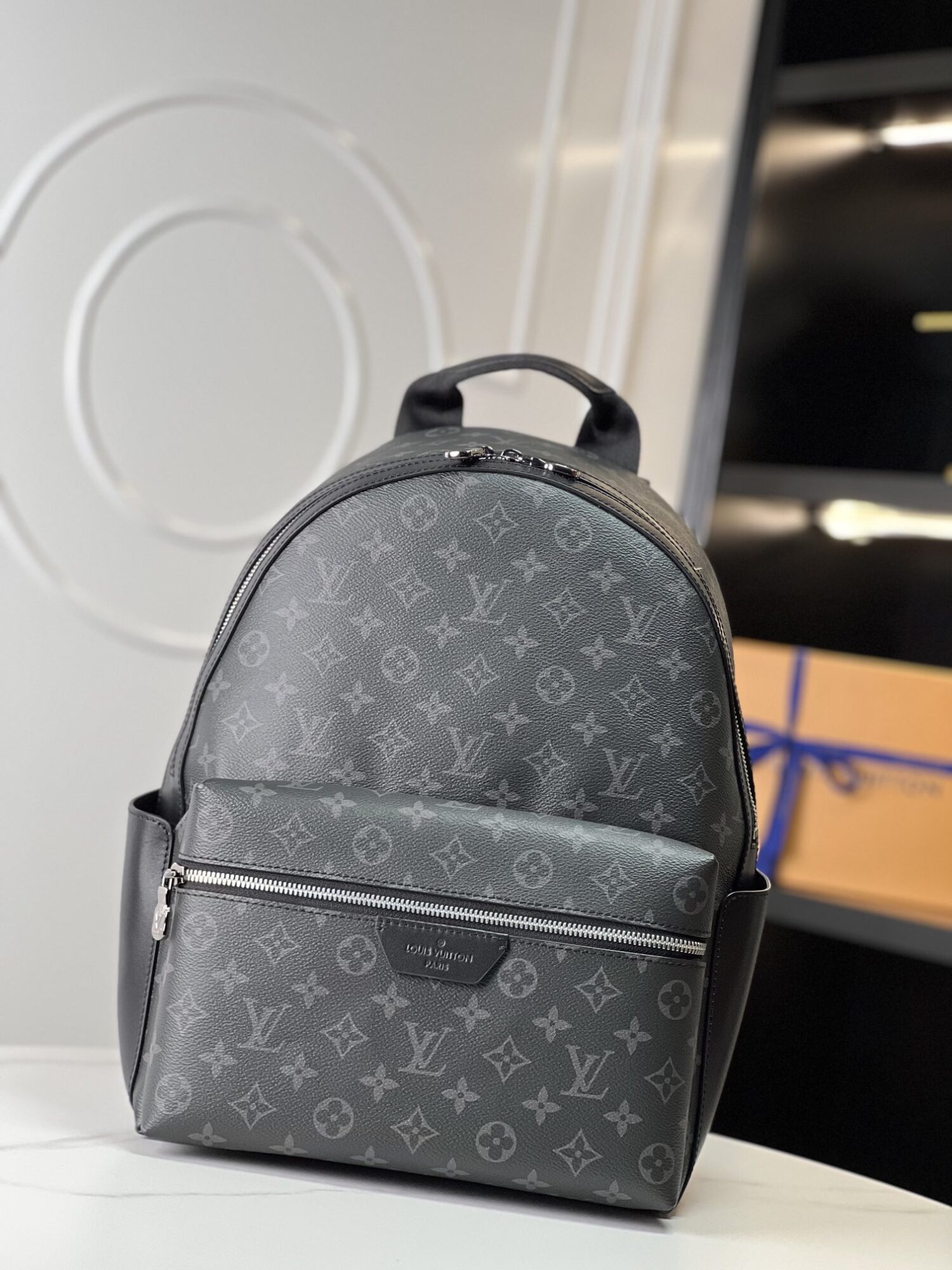 Crafted from Monogram Eclipse canvas, this small Discovery backpack retains its versatile functionality in a more compact silhouette.