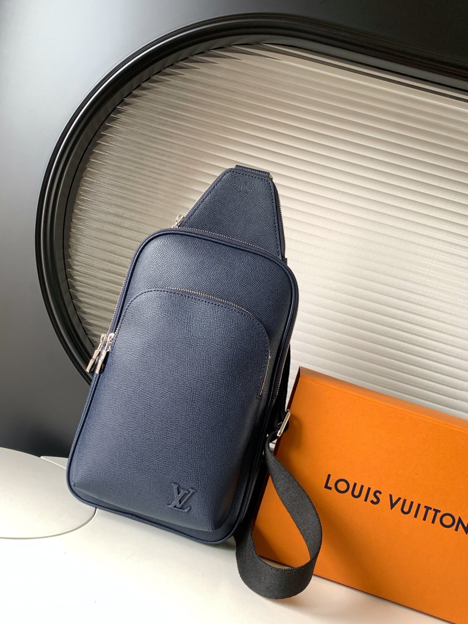 Louis Vuitton M30971 Midnight Blue This Avenue shoulder bag is made of Taïga cowhide leather.