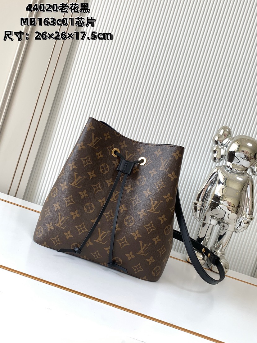 Louis Vuitton This NéoNoé bucket bag draws inspiration from Gaston-Louis Vuitton in 1932.