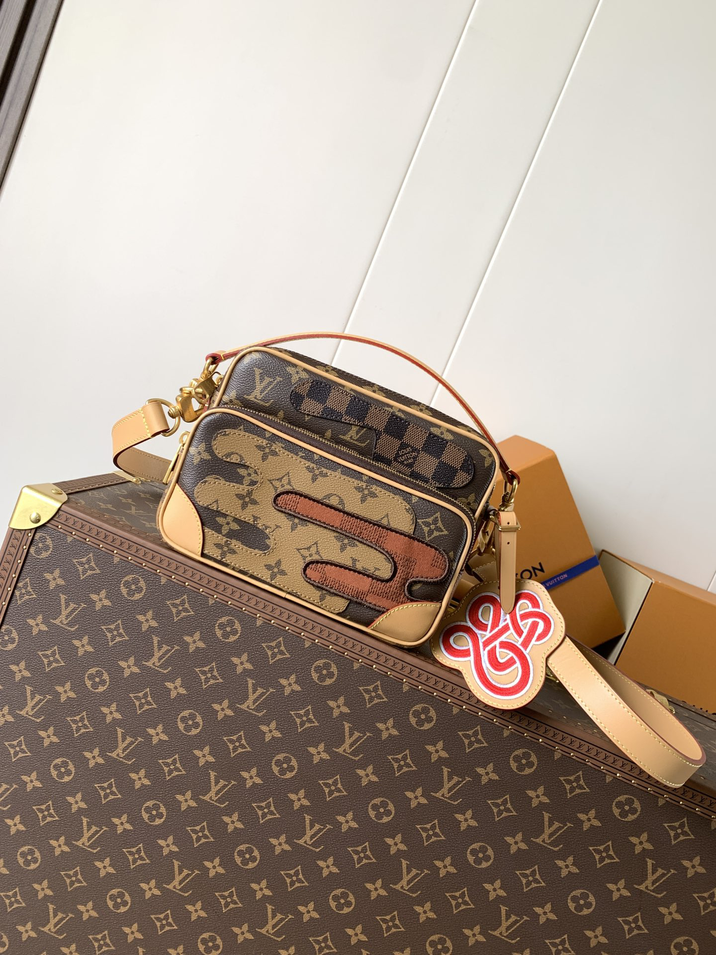 Louis Vuitton This Nil messenger bag features a Monogram canvas body accented with Damier and Monogram Reverse canvas patches, creating an elegant patchwork effect.