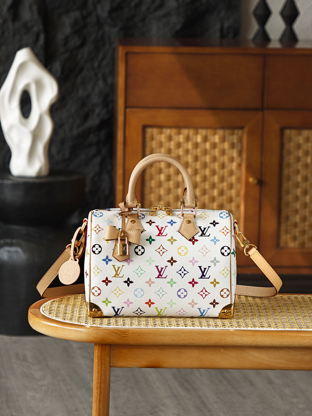 Louis Vuitton The Speedy 25 Tricolor inherits the elegant soul of the classic Speedy series.