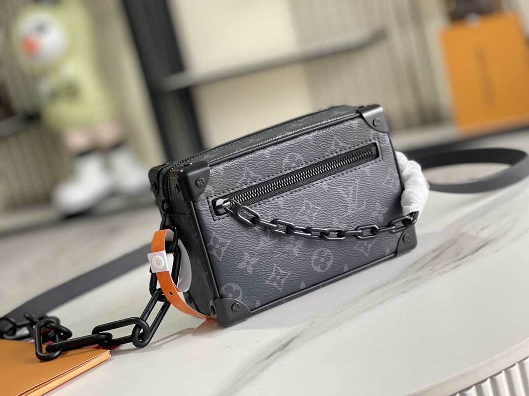 Louis Vuitton M44735 Premium Enhanced Edition: The leather used is Grade A Italian leather sourced from the original manufacturing factory—hence the designation "Premium."