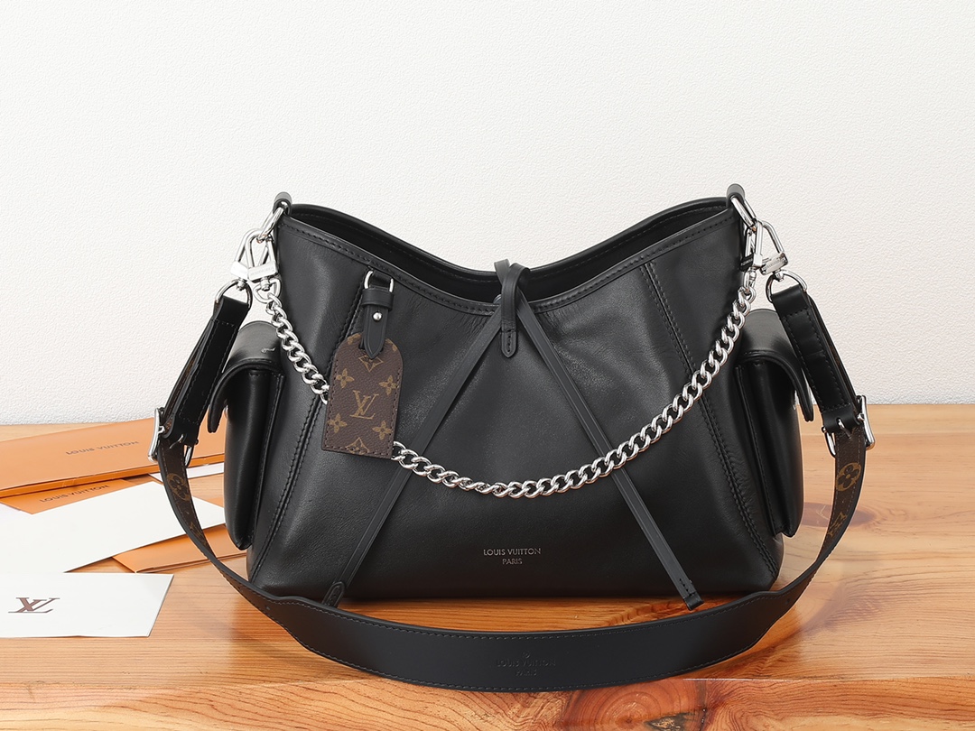 Louis Vuitton This small CarryAll Cargo handbag is crafted from soft lambskin, featuring a stylishly micro-crinkled finish.