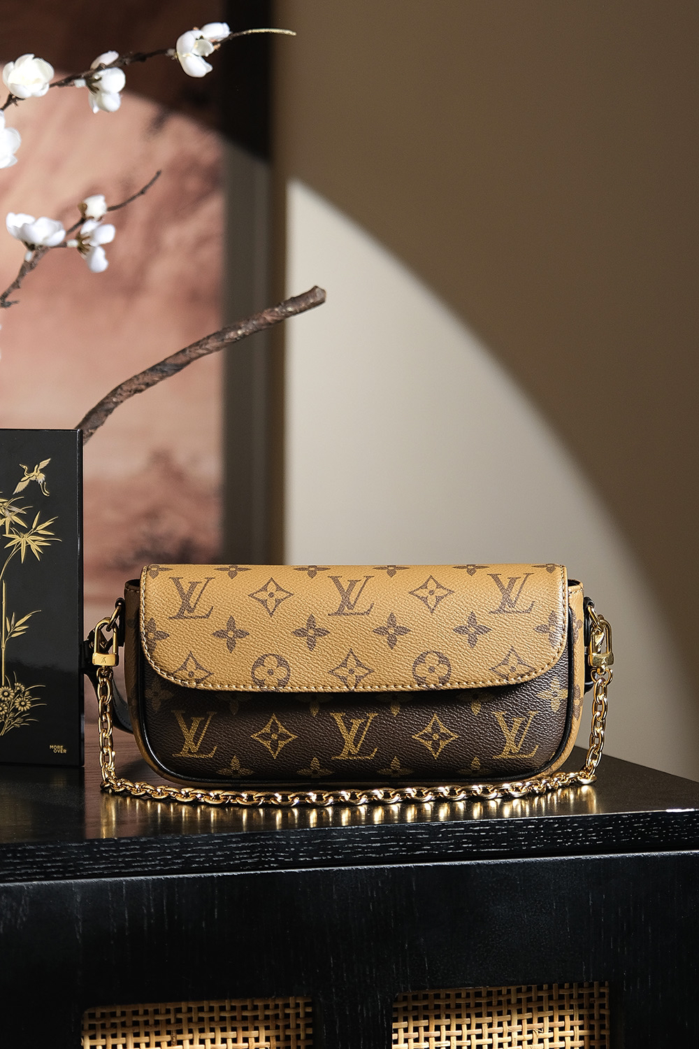 Louis Vuitton Looking back, here once again is a massive hit from the "Treasured Series"—featuring a stunning colorway perfectly suited for warm skin tones. 𝐋𝐯𝐲 𝐰𝐨𝐜: An exquisite, chic, and stylish piece.