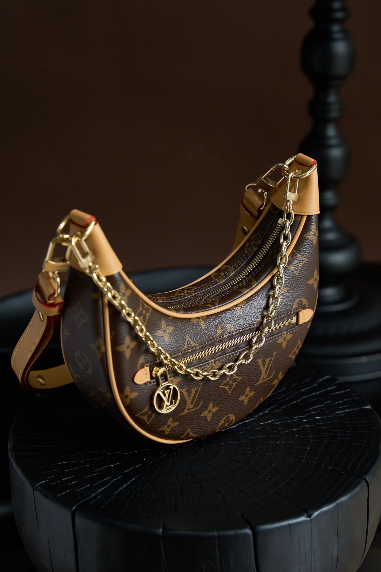 Louis Vuitton This model features custom manufacturing based on French standards, dynamic rolling code technology, and original-spec fabric.