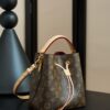 Louis Vuitton This model is crafted using custom French manufacturing techniques, features dynamic rolling code chip technology, and utilizes original-spec fabric.
