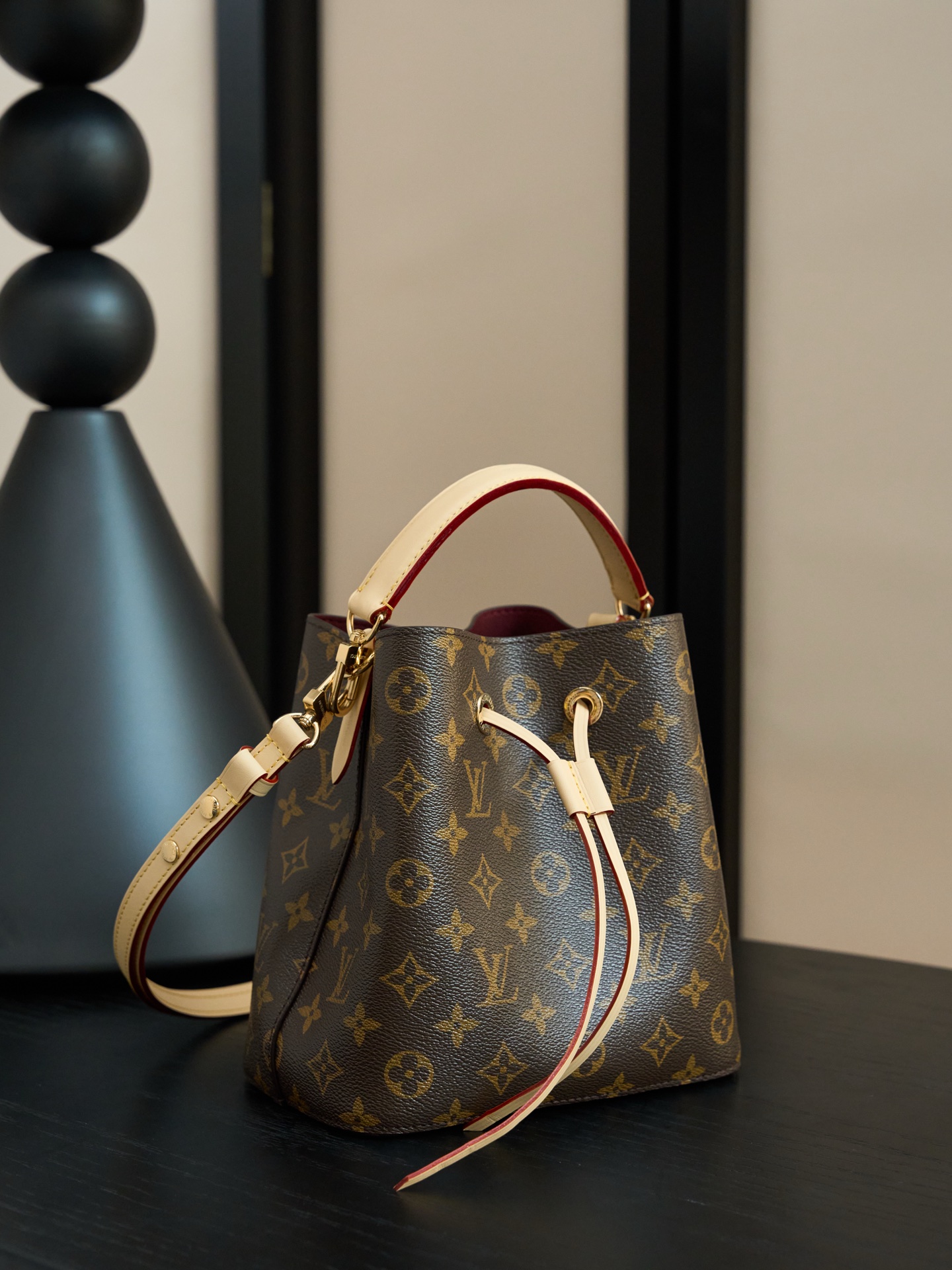 Louis Vuitton This model is crafted using custom French manufacturing techniques, features dynamic rolling code chip technology, and utilizes original-spec fabric.