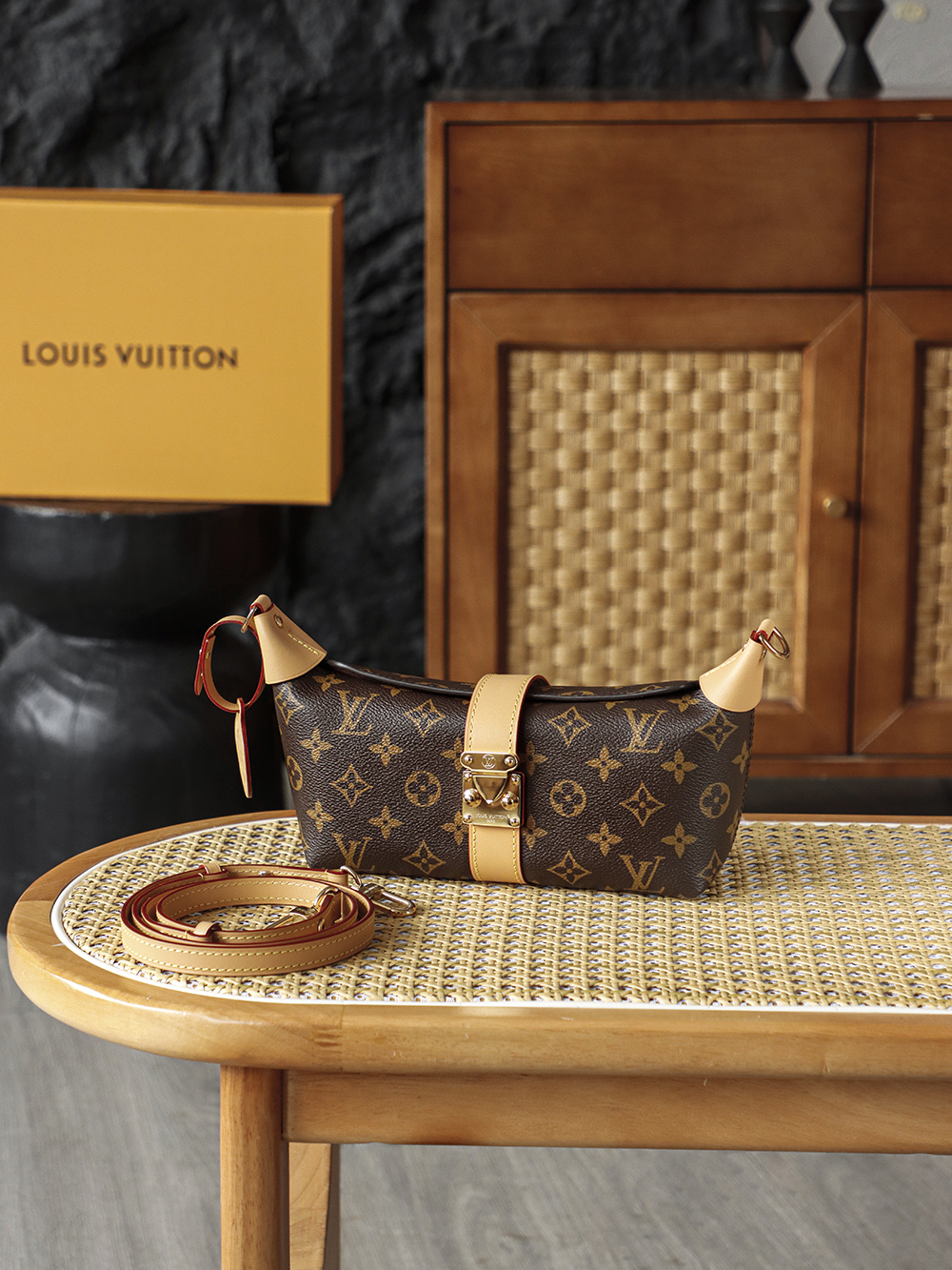Louis Vuitton The Pochette Mia lunchbox bag delivers a stunning visual impact, exuding an air of vintage chic that is off the charts. Its magnetic S-lock clasp serves not only as a decorative accent but also as a symbol of exquisite craftsmanship and quality.