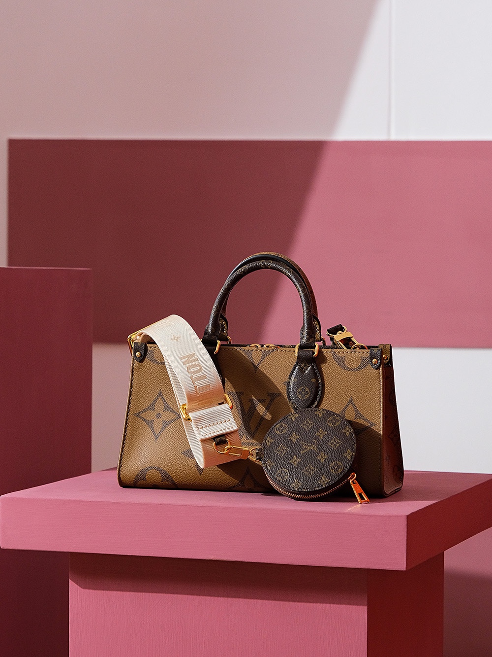 Louis Vuitton A fresh reinterpretation of the EAST WEST—featuring a spacious silhouette—is poised to unleash yet another wave of fashion trends!