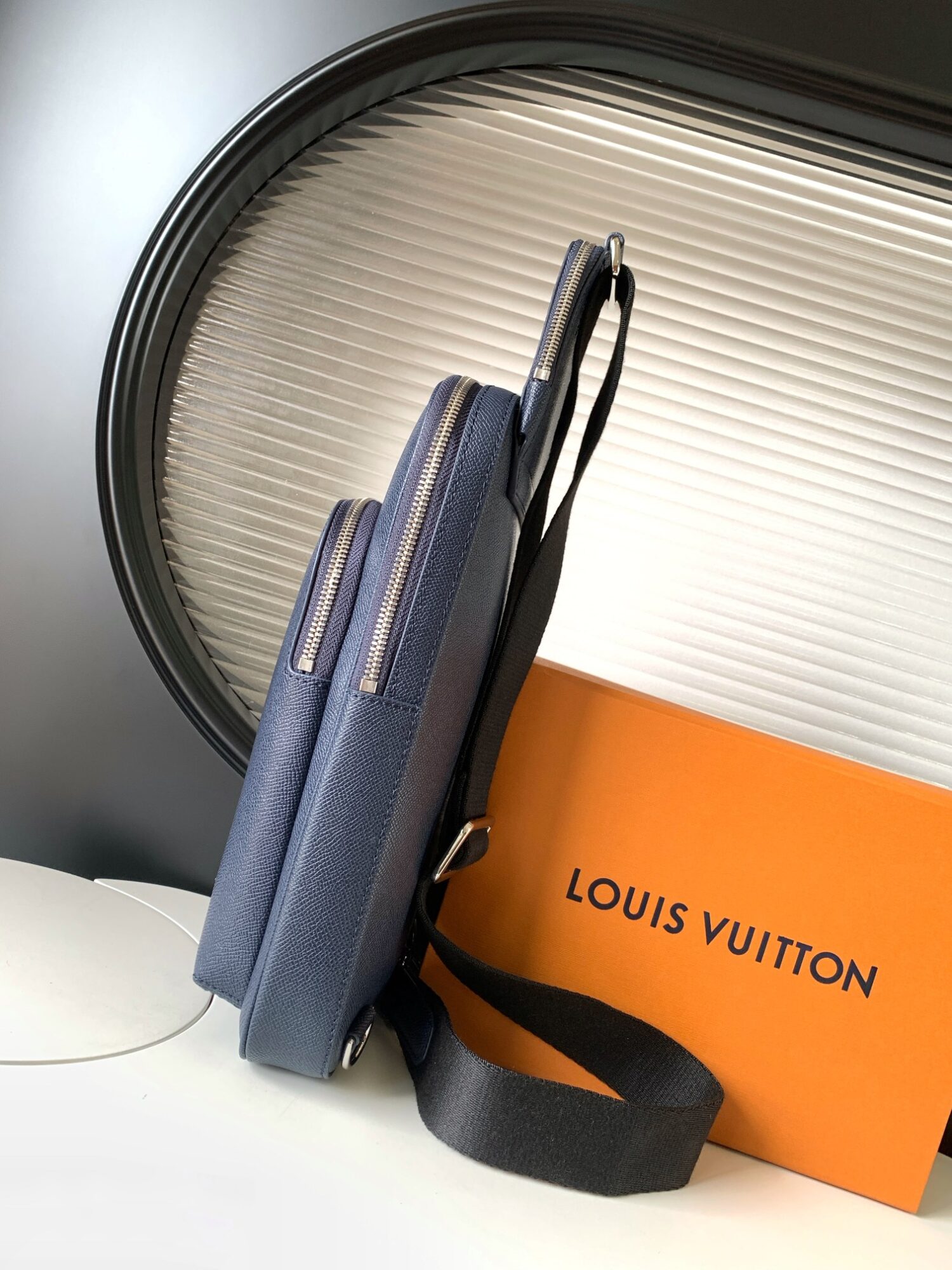 1 Louis Vuitton M30971 Midnight Blue This Avenue shoulder bag is made of Taïga cowhide leather.