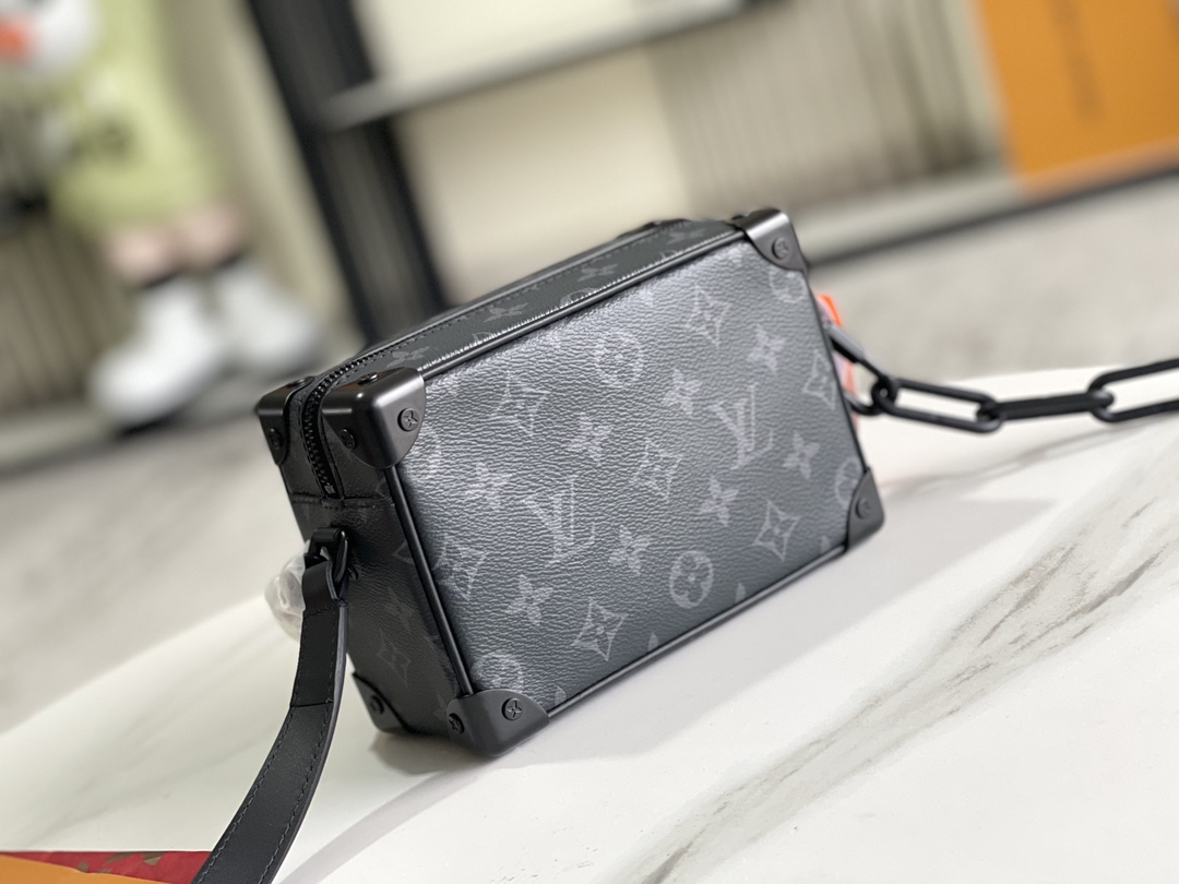 1 Louis Vuitton M44735 Premium Enhanced Edition: The leather used is Grade A Italian leather sourced from the original manufacturing factory—hence the designation "Premium."