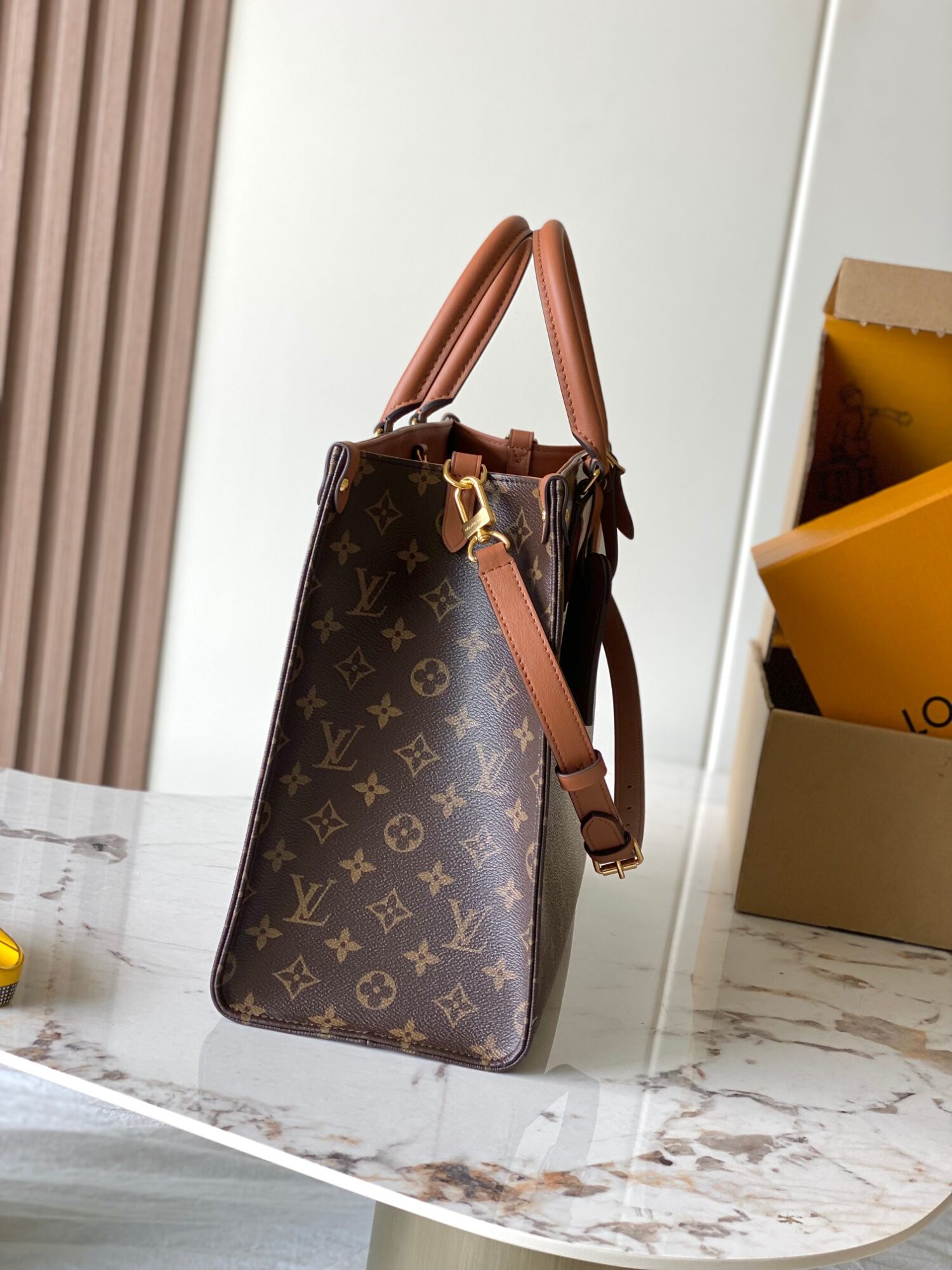 1 Louis Vuitton This ONTHEGO ORGANIZER handbag