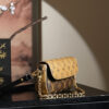 1 Louis Vuitton Looking back, here once again is a massive hit from the "Treasured Series"—featuring a stunning colorway perfectly suited for warm skin tones. 𝐋𝐯𝐲 𝐰𝐨𝐜: An exquisite, chic, and stylish piece.
