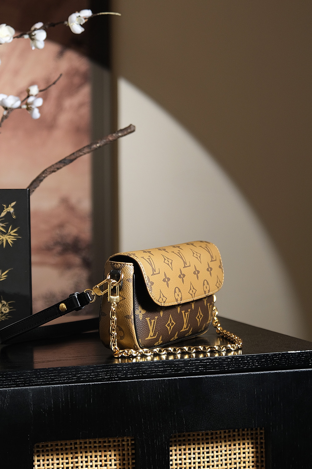 1 Louis Vuitton Looking back, here once again is a massive hit from the "Treasured Series"—featuring a stunning colorway perfectly suited for warm skin tones. 𝐋𝐯𝐲 𝐰𝐨𝐜: An exquisite, chic, and stylish piece.