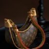 Louis Vuitton This model features custom manufacturing based on French standards, dynamic rolling code technology, and original-spec fabric.