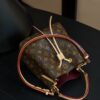 Louis Vuitton This model is crafted using custom French manufacturing techniques, features dynamic rolling code chip technology, and utilizes original-spec fabric.