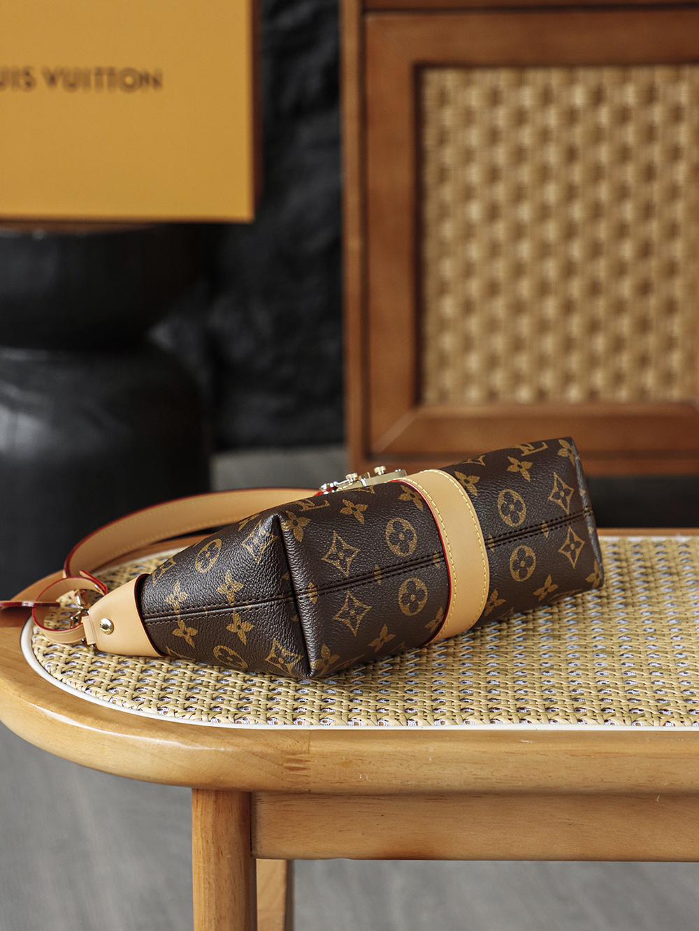 1 Louis Vuitton The Pochette Mia lunchbox bag delivers a stunning visual impact, exuding an air of vintage chic that is off the charts. Its magnetic S-lock clasp serves not only as a decorative accent but also as a symbol of exquisite craftsmanship and quality.