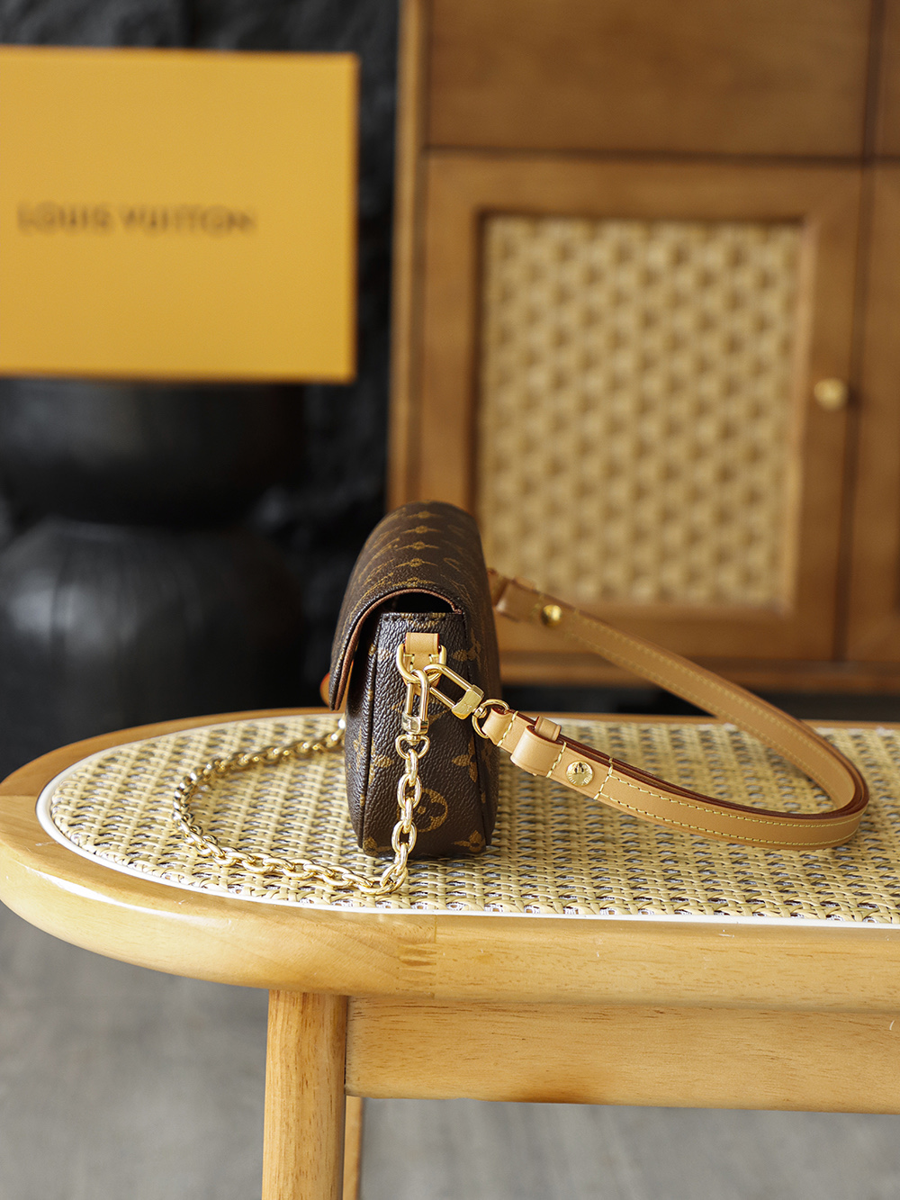 1 Louis Vuitton In recent years, the Y2K retro trend has continued to gain momentum; Ivy was born at the intersection of this retro resurgence and modern practicality.