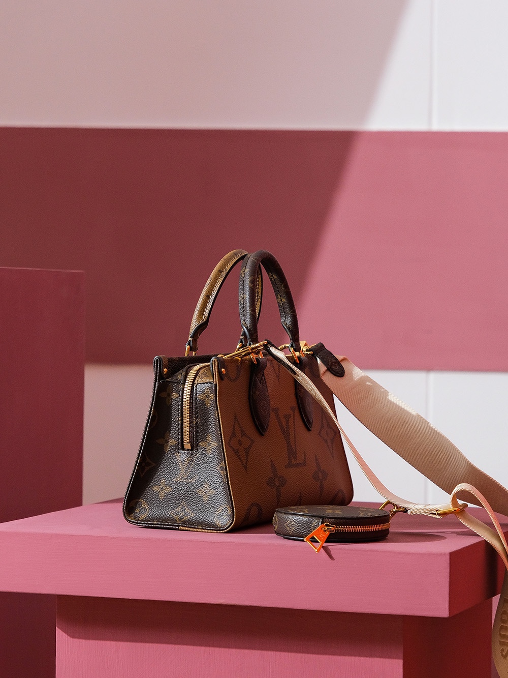 1 Louis Vuitton A fresh reinterpretation of the EAST WEST—featuring a spacious silhouette—is poised to unleash yet another wave of fashion trends!