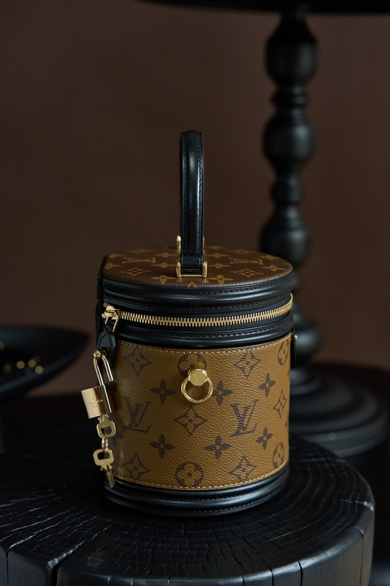 1 Louis Vuitton This model is crafted using custom French manufacturing techniques and features a dynamic rolling-code chip; it utilizes authentic, model-specific fabric and exclusive, original-spec hardware—constructed from all-steel with a light gold electroplated finish—ensuring perfect color and finish consistency.