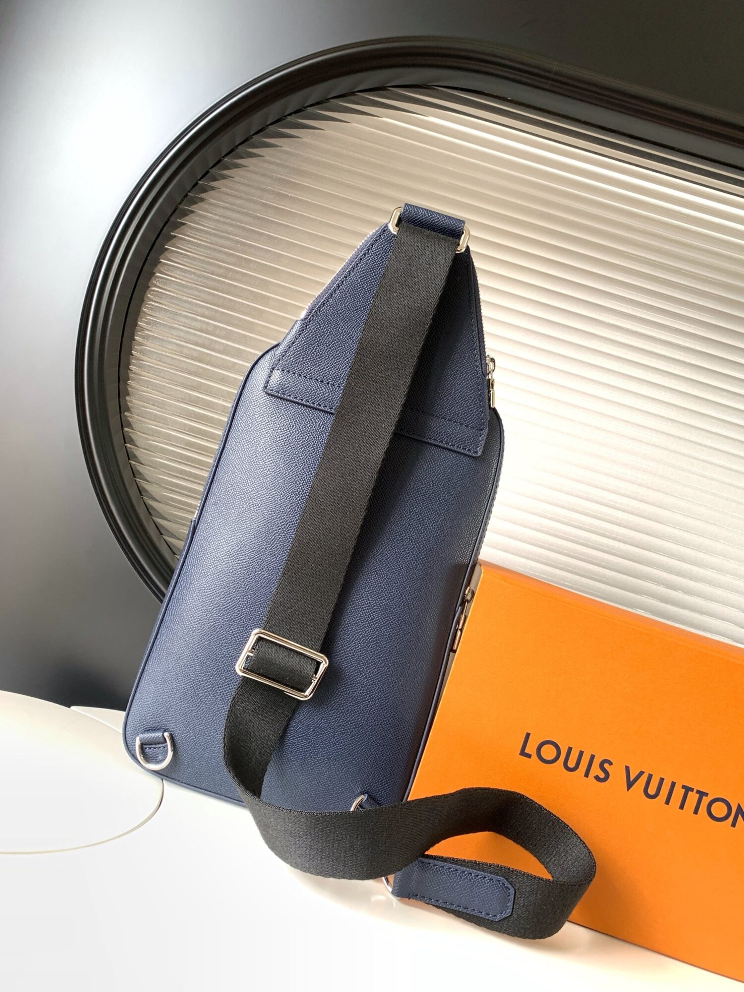 2 Louis Vuitton M30971 Midnight Blue This Avenue shoulder bag is made of Taïga cowhide leather.