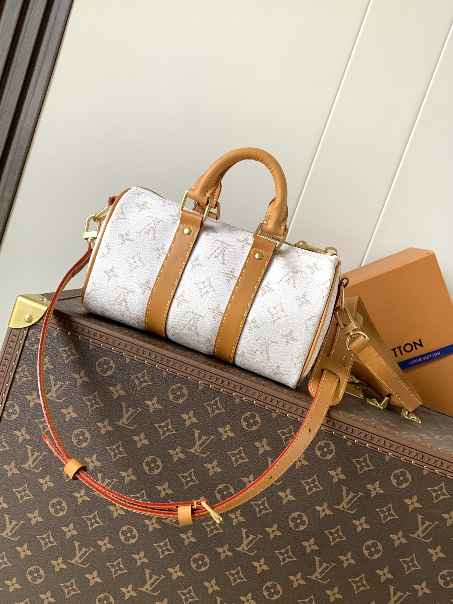 2 Louis Vuitton KEEALL BANDOULIÈRE 25 Handbag