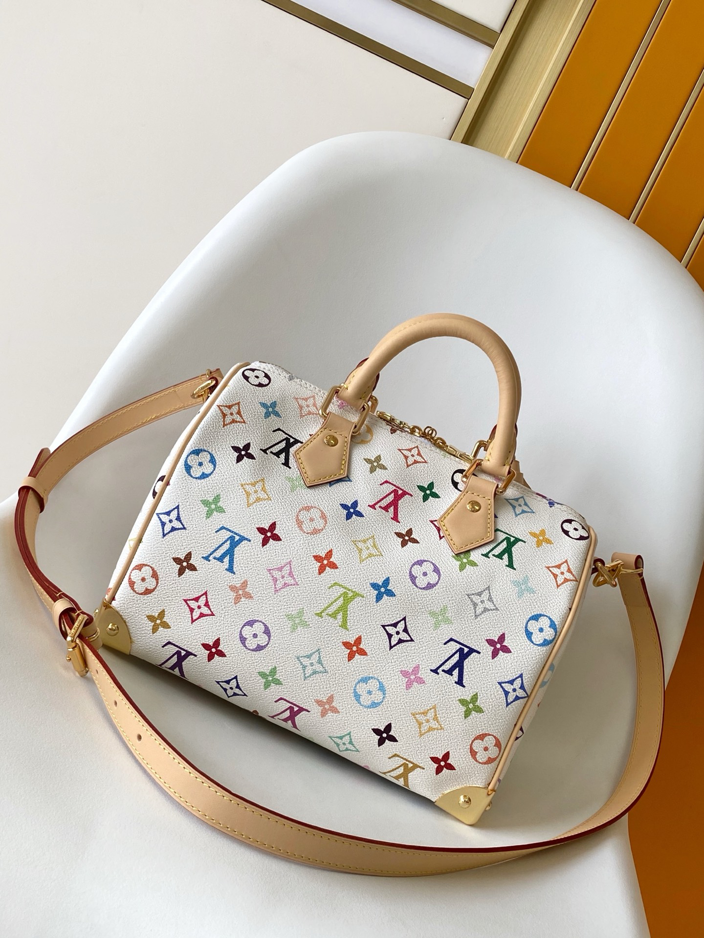 2 Louis Vuitton The M13085 Speedy Bandoulière 25 handbag features the classic Monogram pattern.