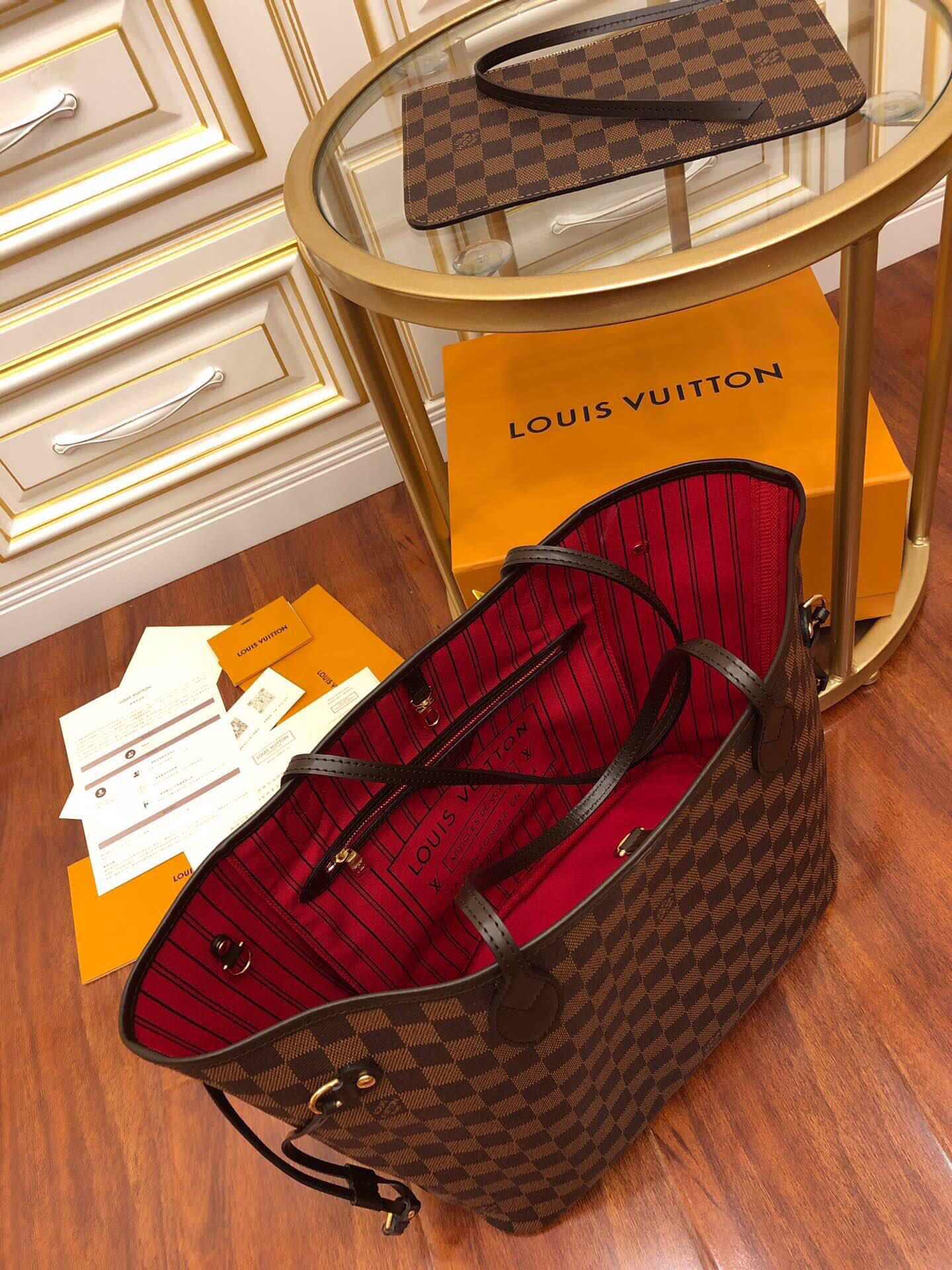 2 Louis Vuitton The leather is Grade A Italian leather sourced from the manufacturing factory.