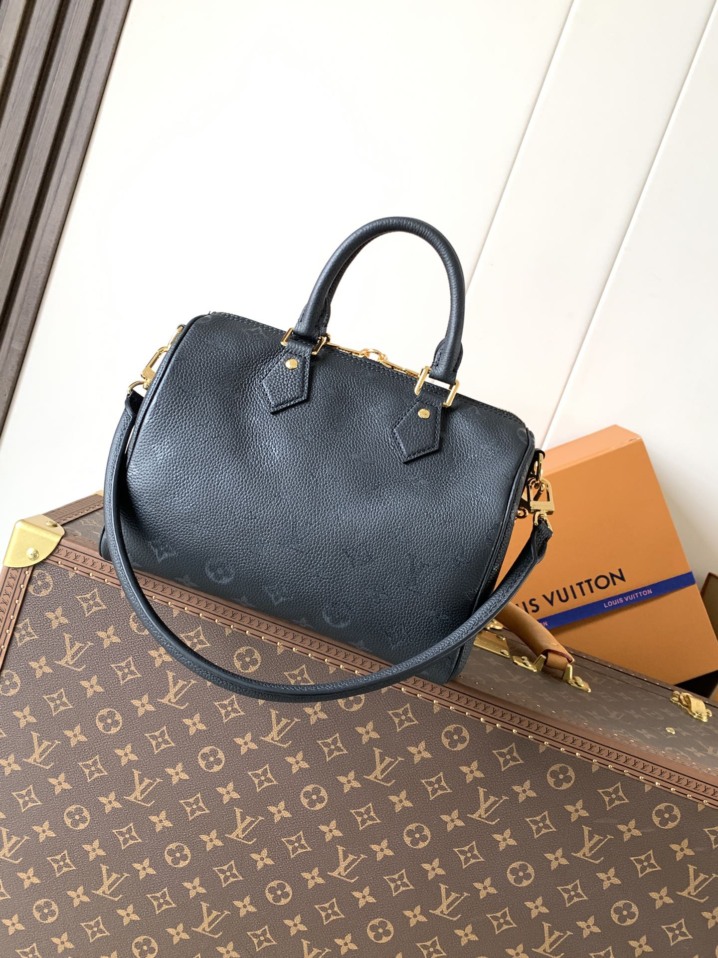 2 Louis Vuitton This Speedy Bandoulière 25 handbag is crafted from cowhide leather, offering a pillow-like soft touch.