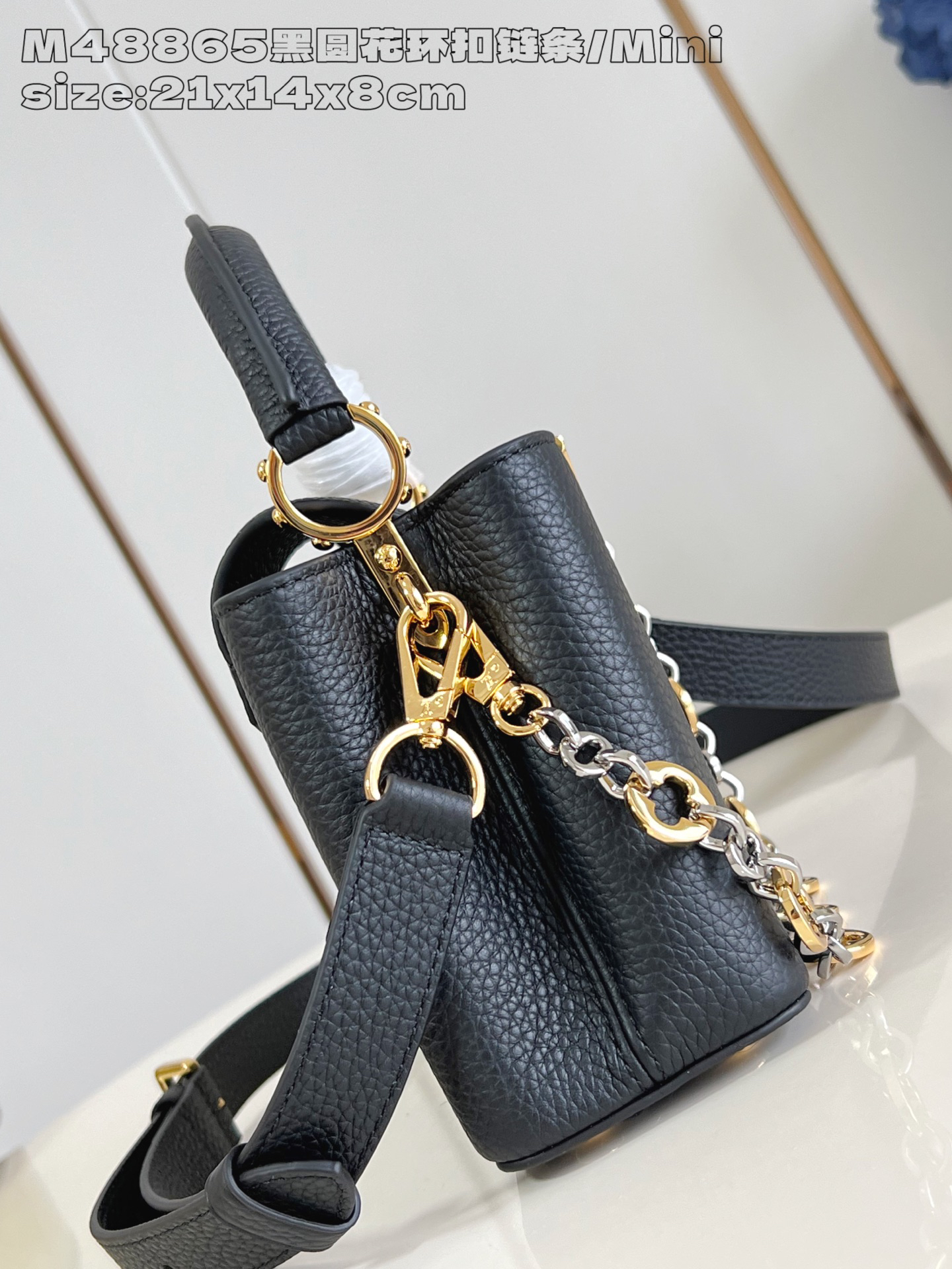 2 The Capucines Mini handbag, part of the Capucines Chain On You collection, is crafted from soft Taurillon calf leather to offer ample space.