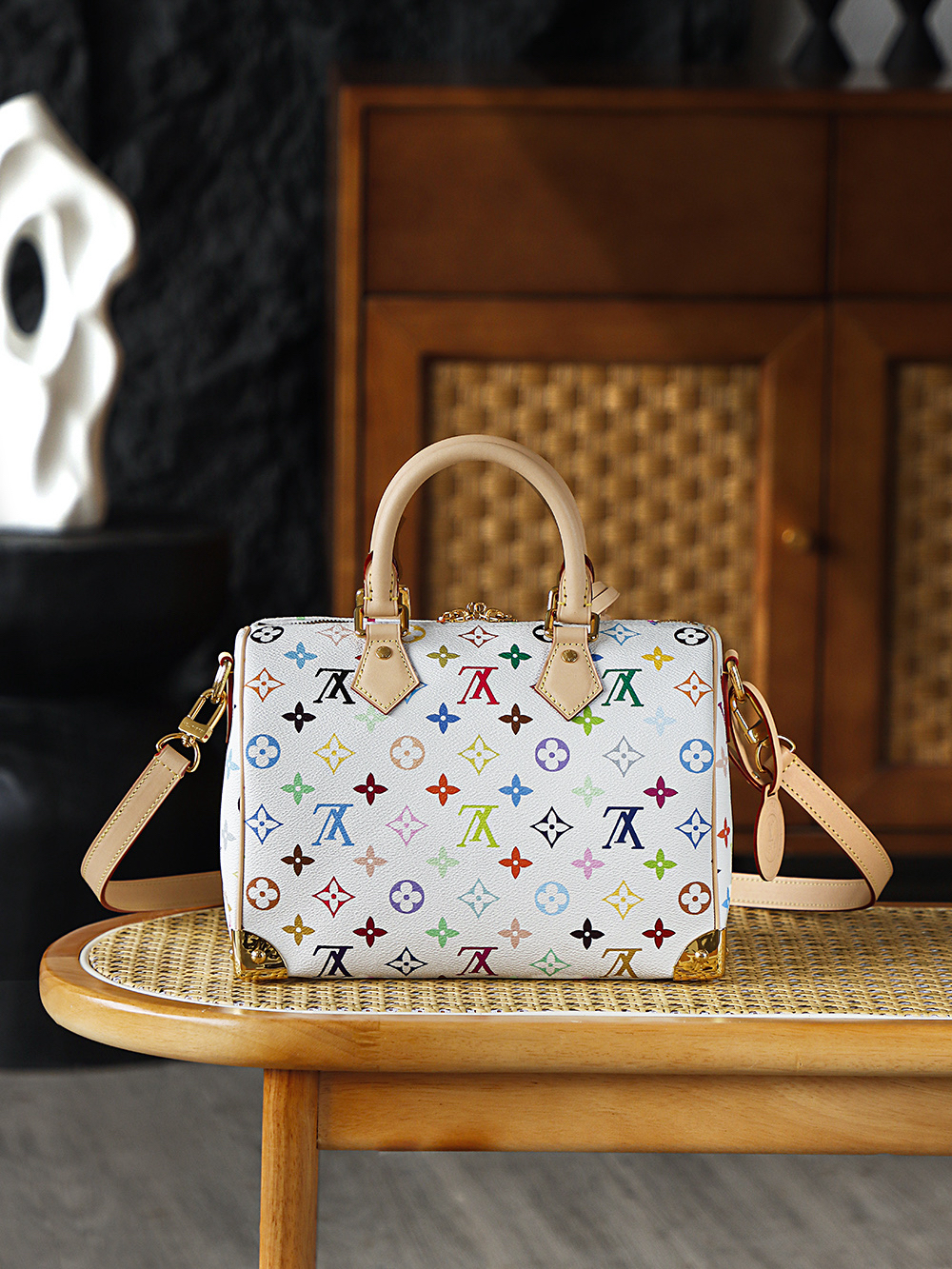2 Louis Vuitton The Speedy 25 Tricolor inherits the elegant soul of the classic Speedy series.