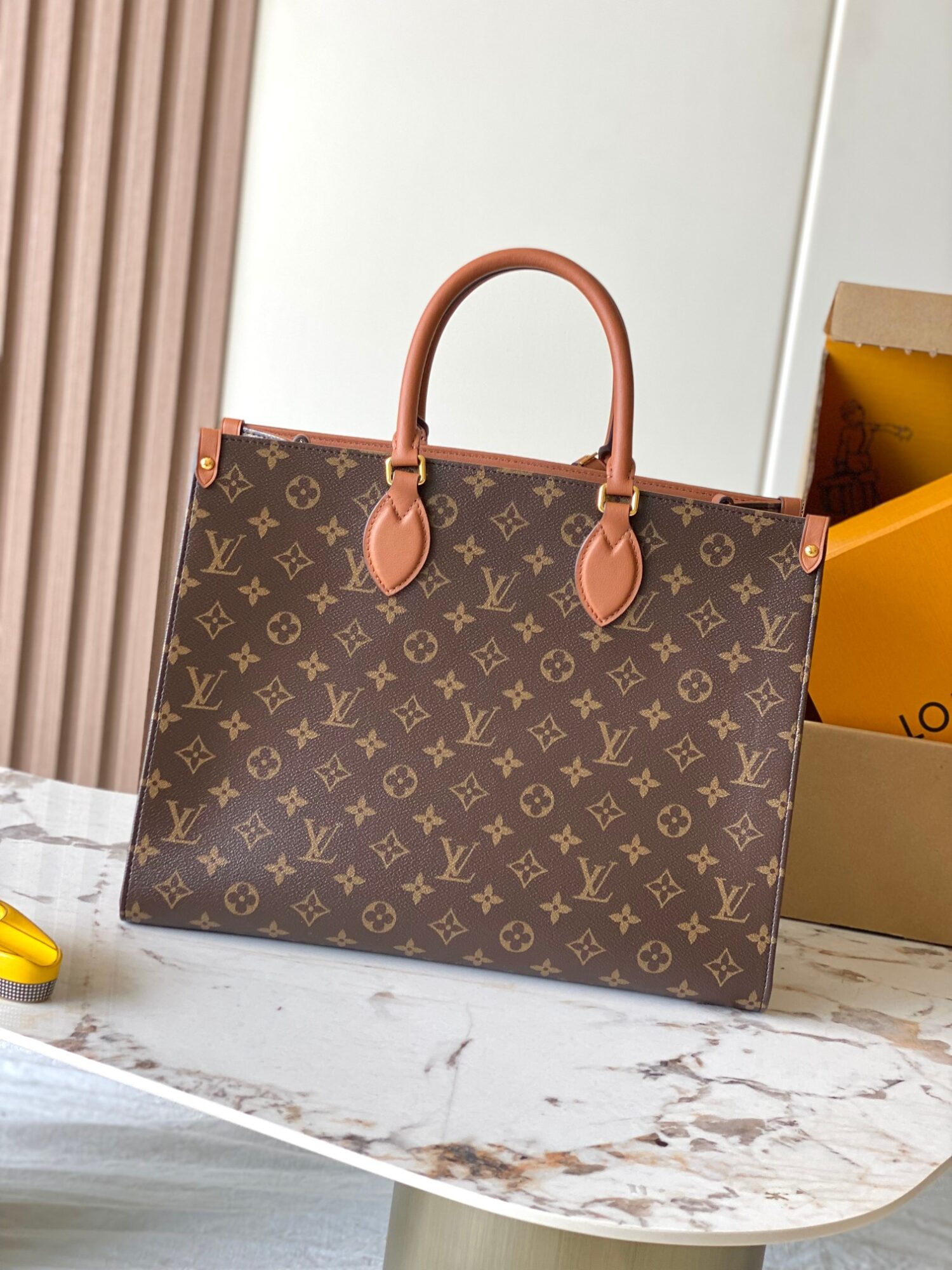2 Louis Vuitton This ONTHEGO ORGANIZER handbag