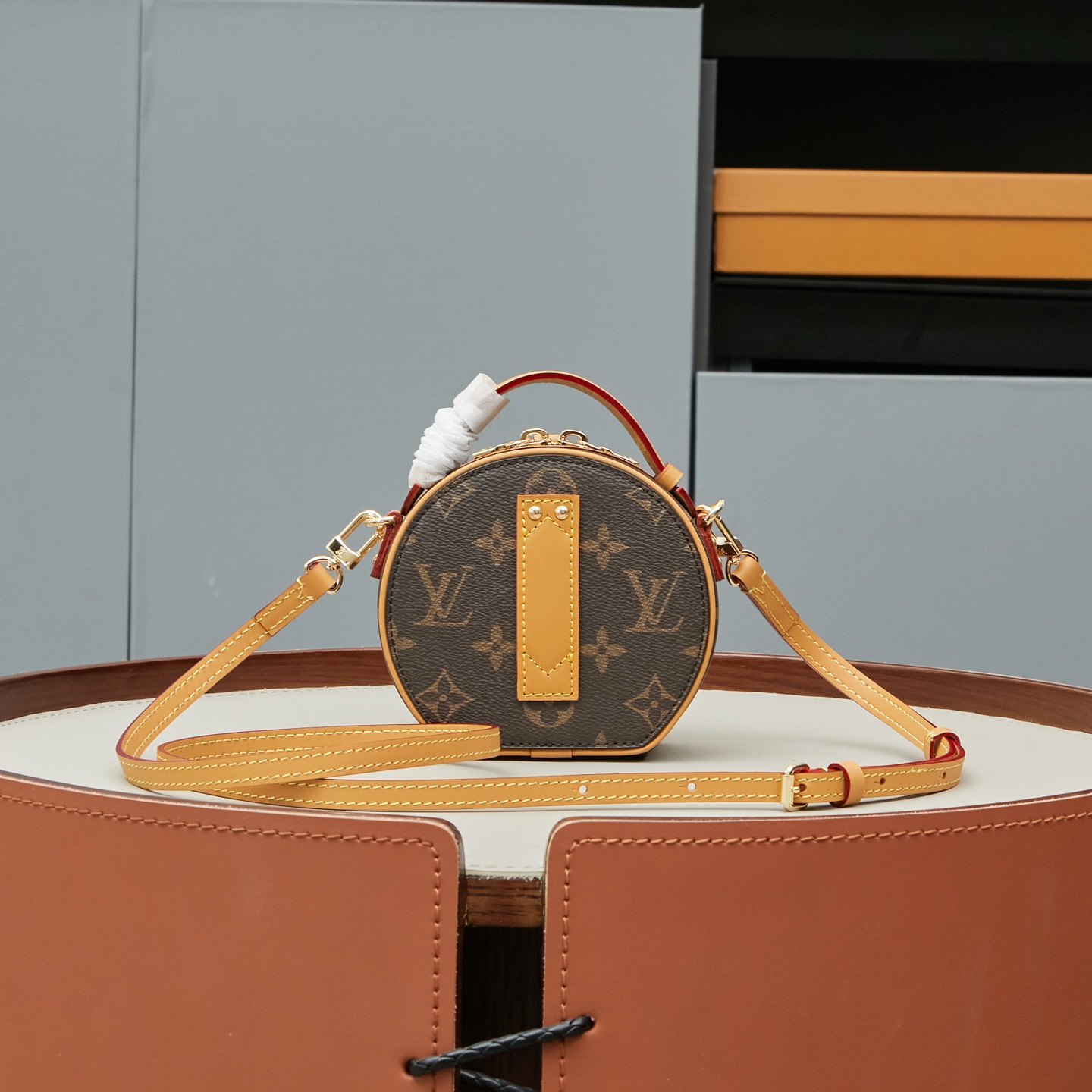 Louis Vuitton M44699 Monogram Canvas / M68276 Yellow Monogram: The Mini Boîte Chapeau handbag features a classic silhouette crafted from Monogram canvas.