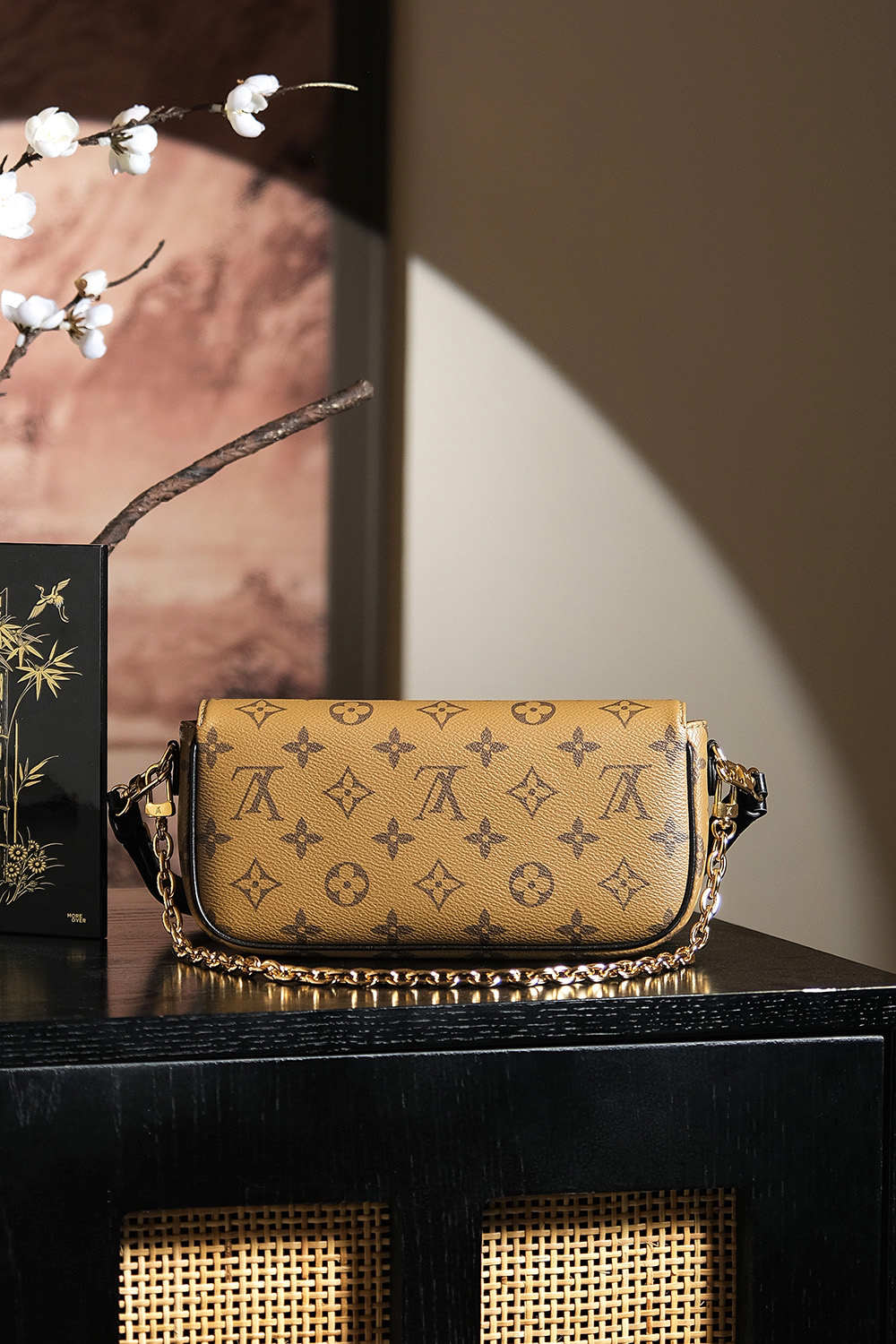2 Louis Vuitton Looking back, here once again is a massive hit from the "Treasured Series"—featuring a stunning colorway perfectly suited for warm skin tones. 𝐋𝐯𝐲 𝐰𝐨𝐜: An exquisite, chic, and stylish piece.