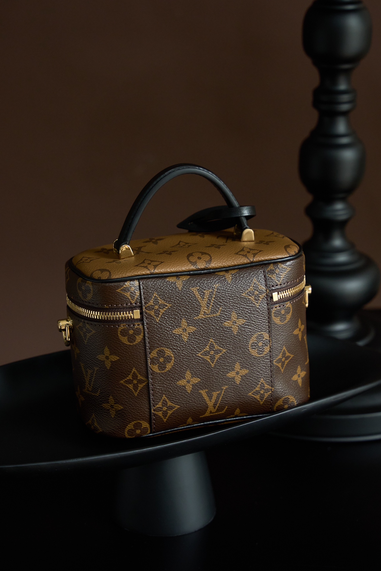 2 Louis Vuitton This model features custom craftsmanship inspired by Italian manufacturing standards, dynamic rolling code technology, and exclusive factory-original fabrics.