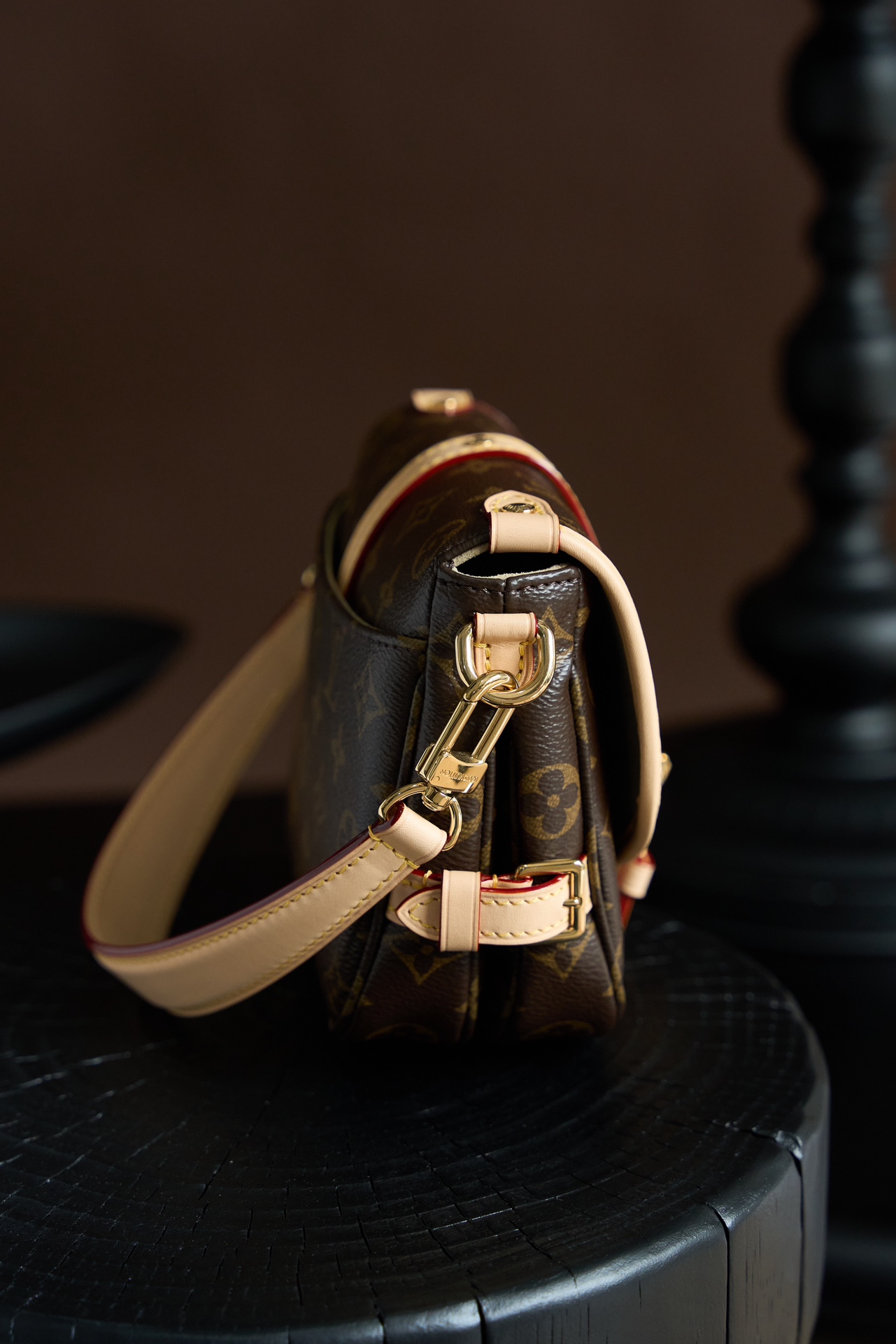 2 Louis Vuitton This model features custom craftsmanship inspired by Italian manufacturing standards, dynamic rolling code technology, and exclusive factory-original fabrics.