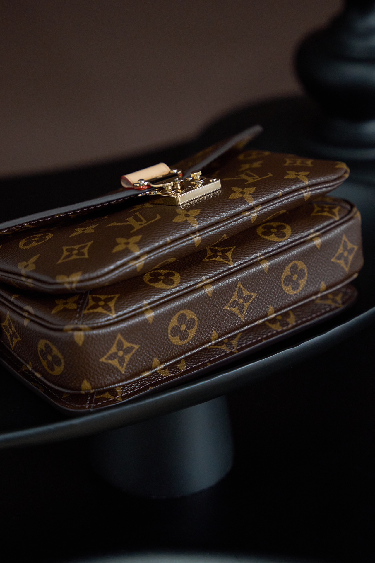 2 Louis Vuitton This model features custom craftsmanship inspired by Italian manufacturing standards, dynamic rolling code technology, and exclusive factory-original fabrics.