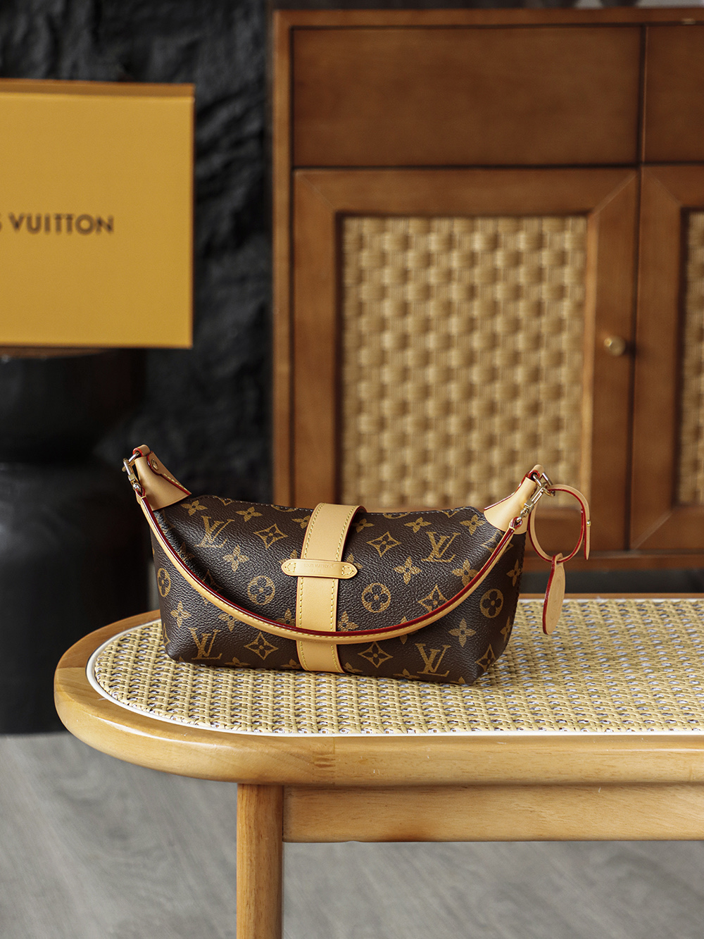 2 Louis Vuitton The Pochette Mia lunchbox bag delivers a stunning visual impact, exuding an air of vintage chic that is off the charts. Its magnetic S-lock clasp serves not only as a decorative accent but also as a symbol of exquisite craftsmanship and quality.