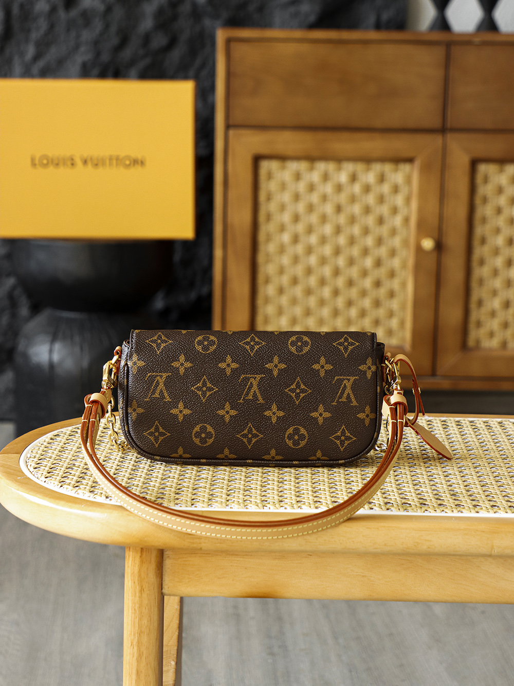 2 Louis Vuitton In recent years, the Y2K retro trend has continued to gain momentum; Ivy was born at the intersection of this retro resurgence and modern practicality.
