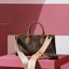 2 Louis Vuitton A fresh reinterpretation of the EAST WEST—featuring a spacious silhouette—is poised to unleash yet another wave of fashion trends!
