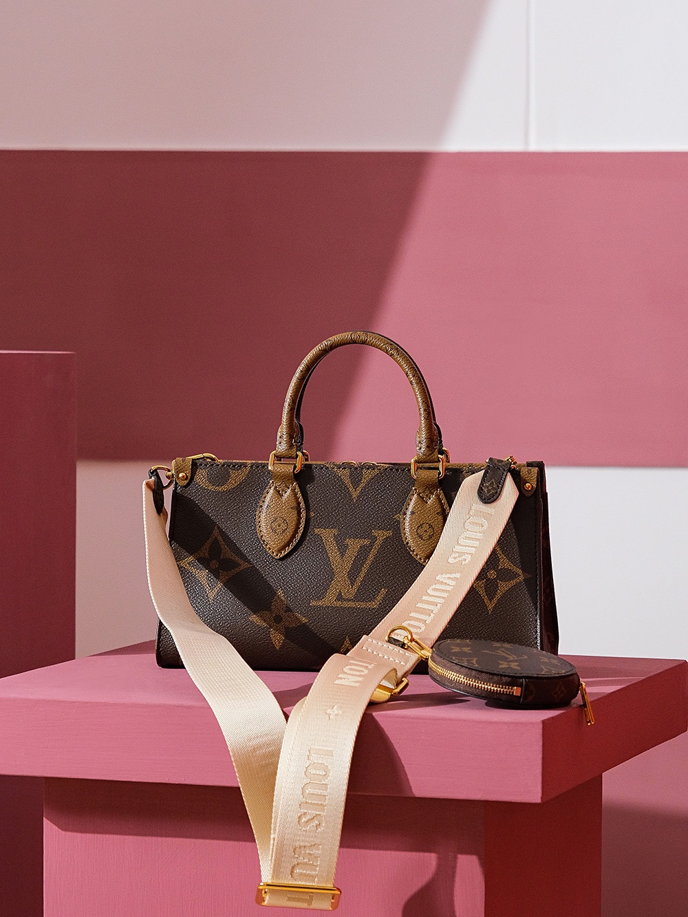 2 Louis Vuitton A fresh reinterpretation of the EAST WEST—featuring a spacious silhouette—is poised to unleash yet another wave of fashion trends!