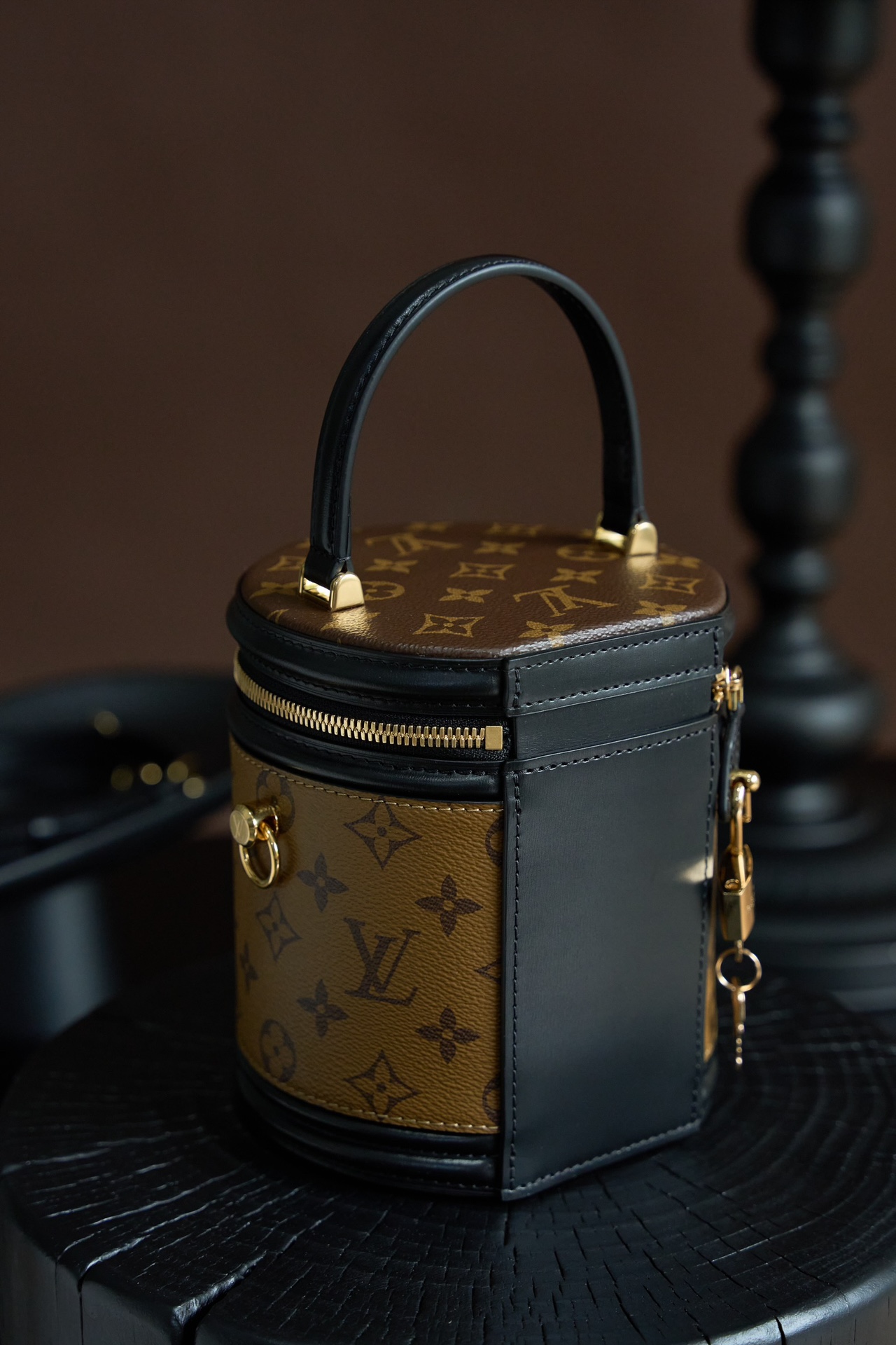2 Louis Vuitton This model is crafted using custom French manufacturing techniques and features a dynamic rolling-code chip; it utilizes authentic, model-specific fabric and exclusive, original-spec hardware—constructed from all-steel with a light gold electroplated finish—ensuring perfect color and finish consistency.