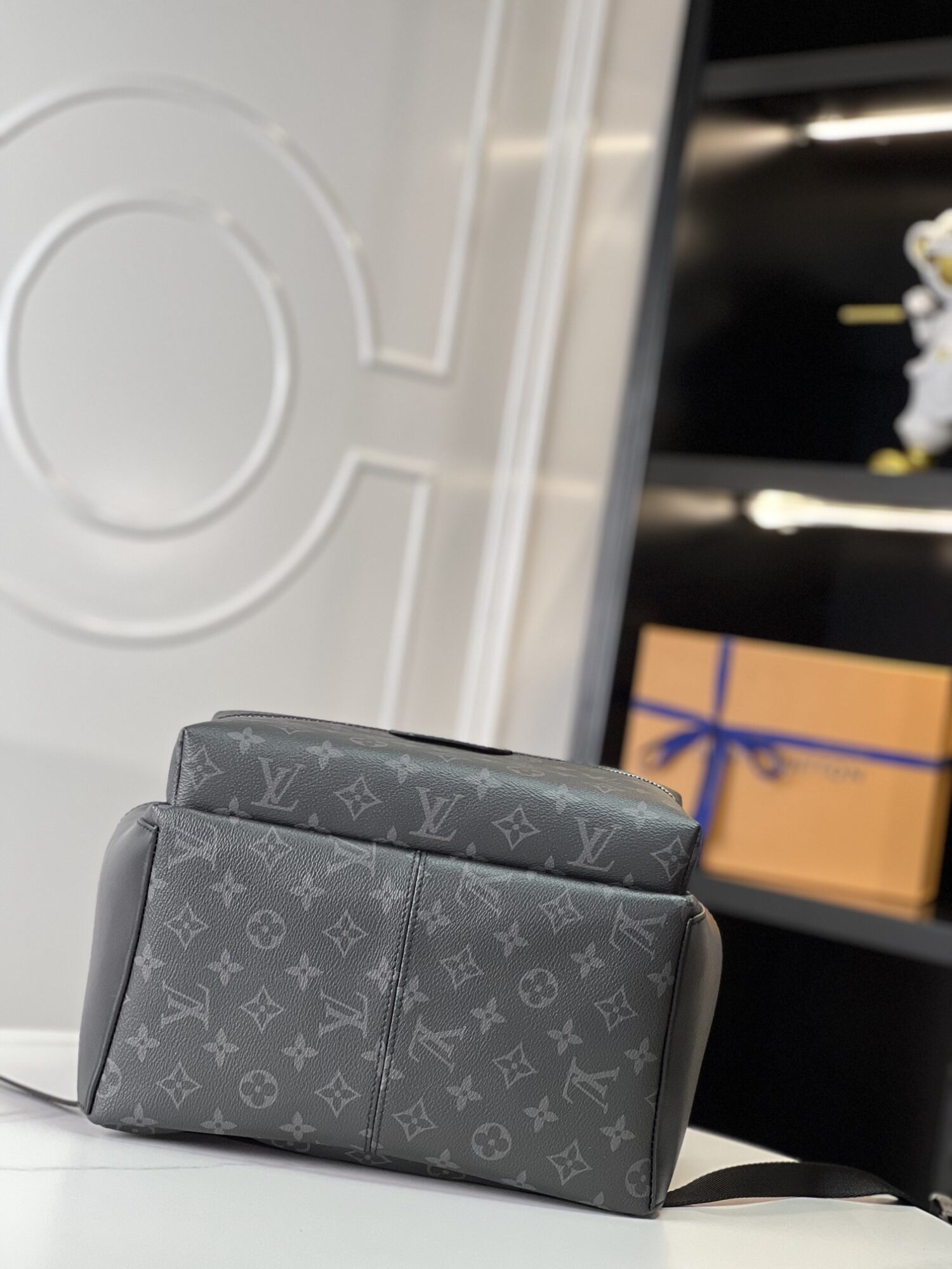 3 Crafted from Monogram Eclipse canvas, this small Discovery backpack retains its versatile functionality in a more compact silhouette.