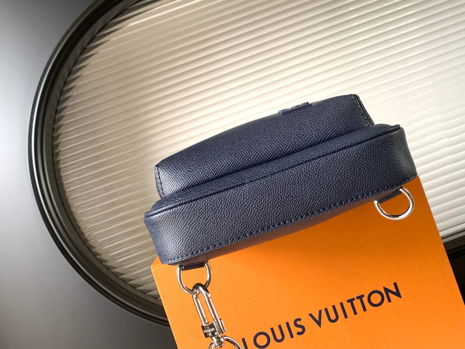 3 Louis Vuitton M30971 Midnight Blue This Avenue shoulder bag is made of Taïga cowhide leather.
