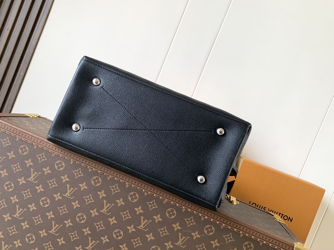 3 Louis Vuitton This Carmel bag from the Flight Mode collection features the season's new gradient design.
