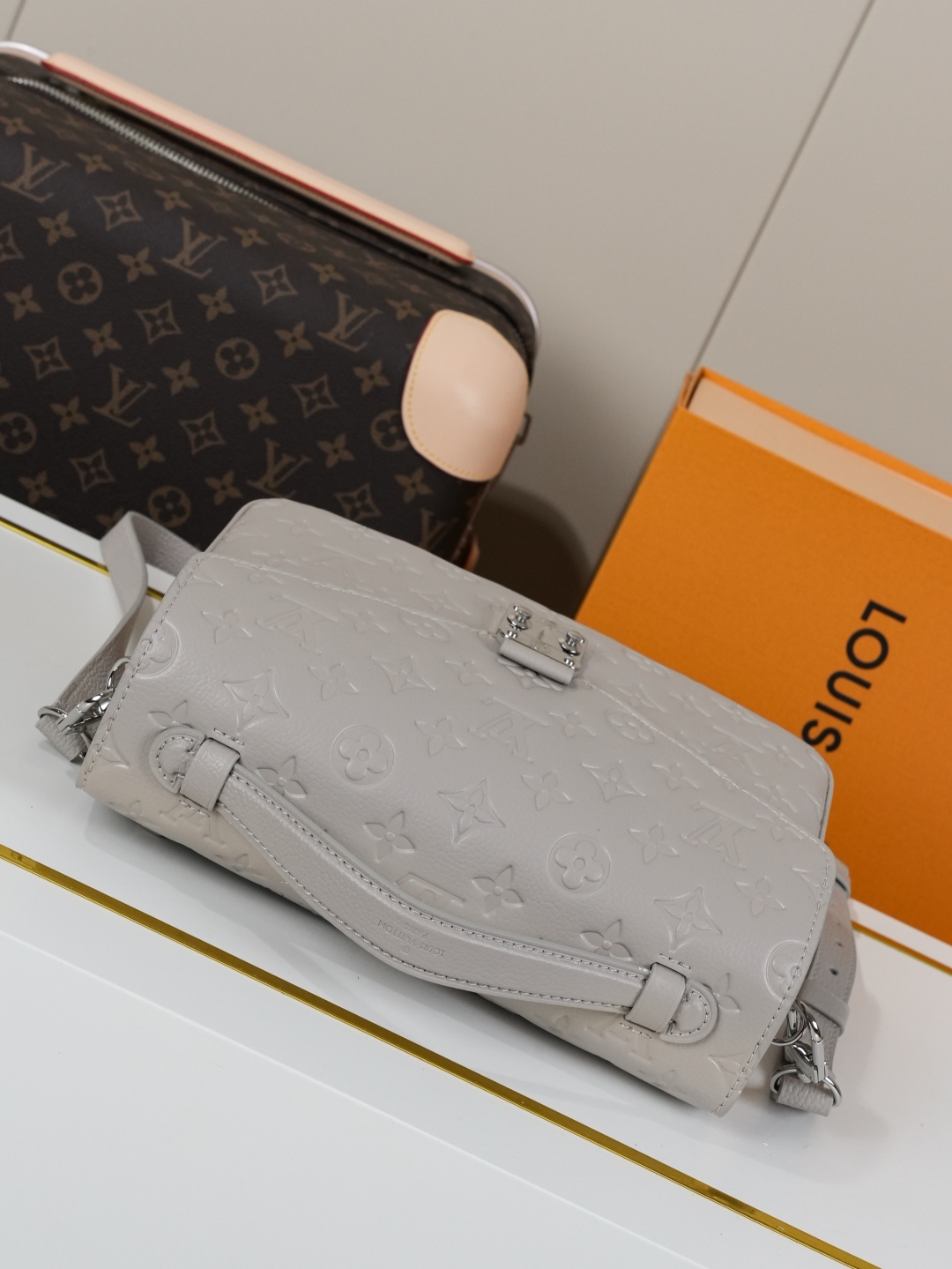 Louis Vuitton The Pochette Métis handbag interprets classic collegiate style through a design that is understated yet full of ingenious details.