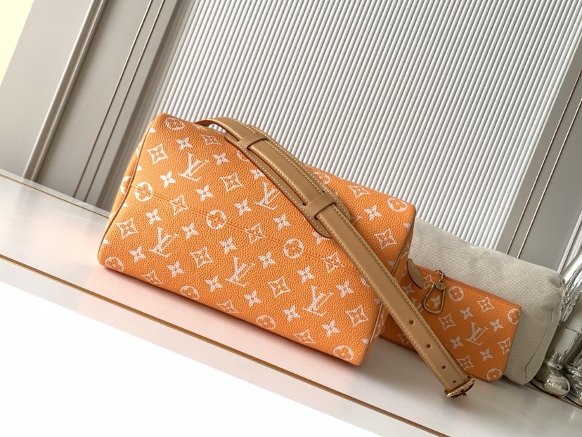3 Louis Vuitton M14064 Orange: This Sedy Bandoulière 30 handbag features a design rendered upon a surface of refined cowhide leather.